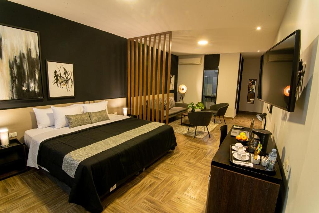 皮乌拉Rua Hoteles Piura的酒店客房设有床和客厅。