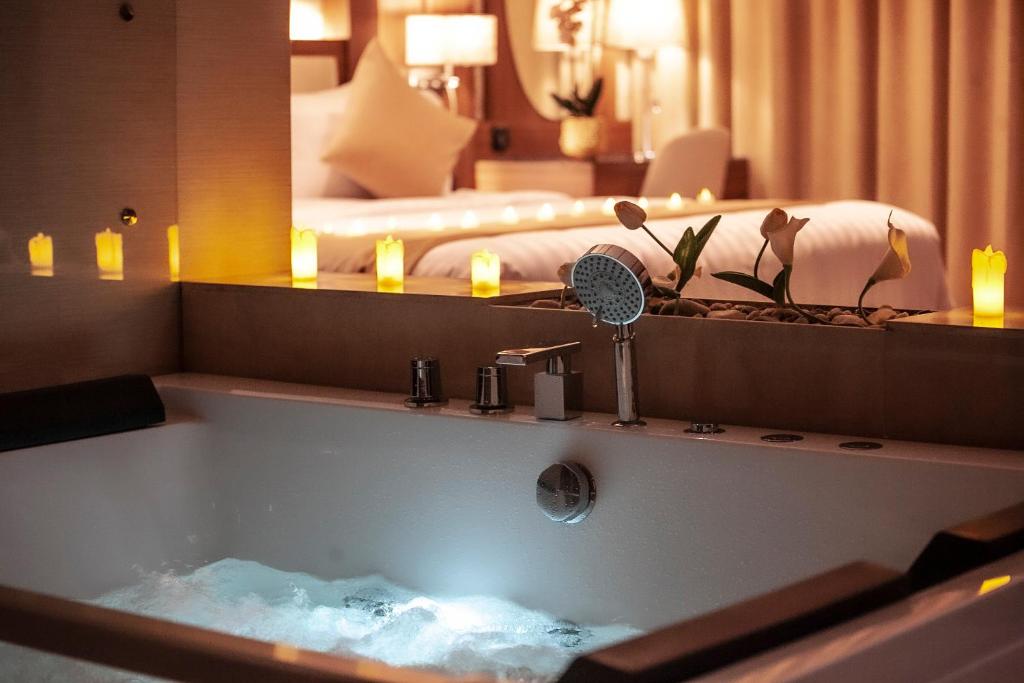 利雅德Rio Hotel Olaya的一间带浴缸的浴室
