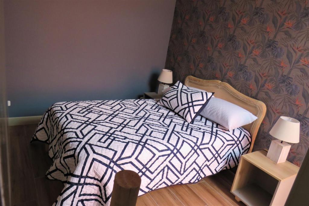AtuntaquiTEYFA Hospedaje - Departamento的一间卧室配有一张带黑白色棉被的床