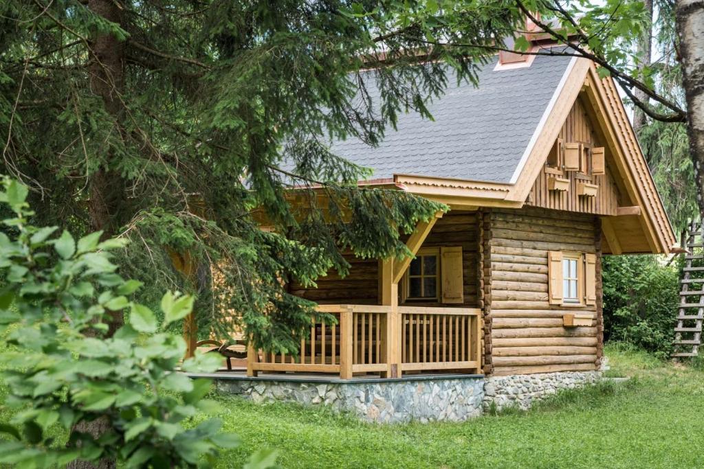 UmlbergWichtelhütte Silberregion Karwendel的小木屋设有门廊和甲板