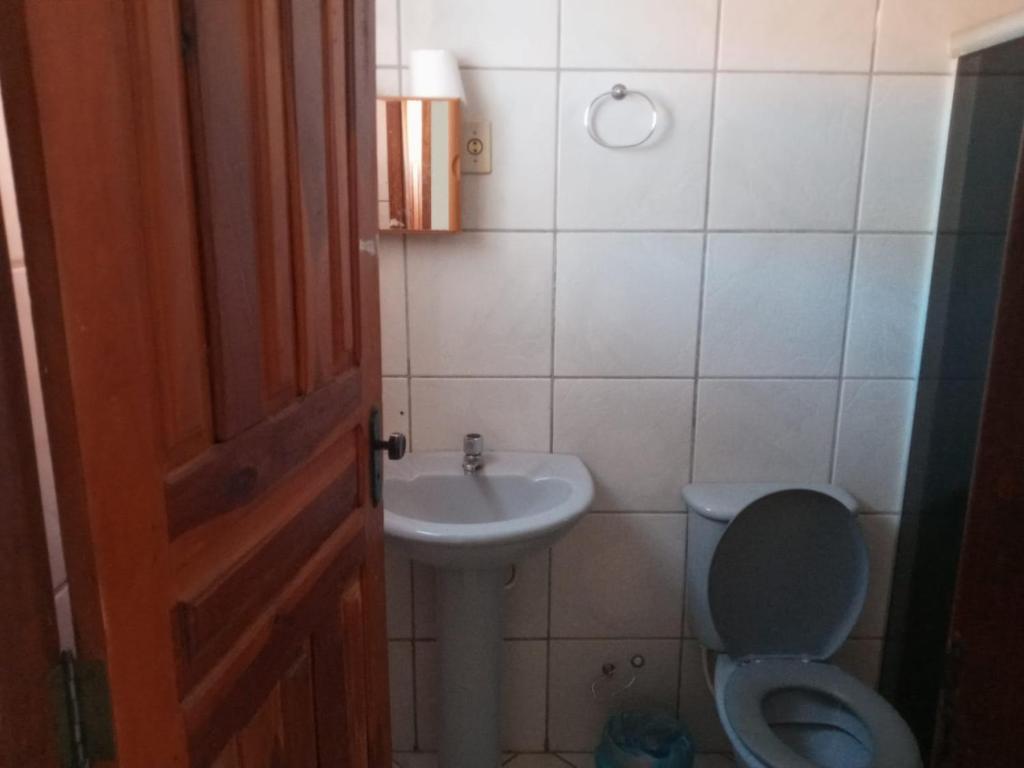 邦热苏斯-达拉帕Pousada Algaroba的一间带卫生间和水槽的浴室