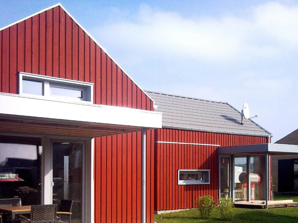 齐罗Schwedenrotes Ferienhaus Wismar的白色屋顶的红色房子
