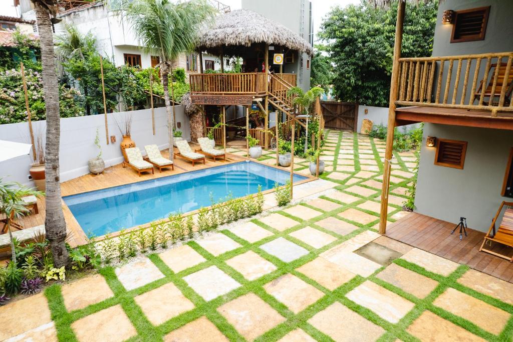 杰里科科拉UNKUÉ POUSADA FLATS的享有带游泳池的别墅的空中景致