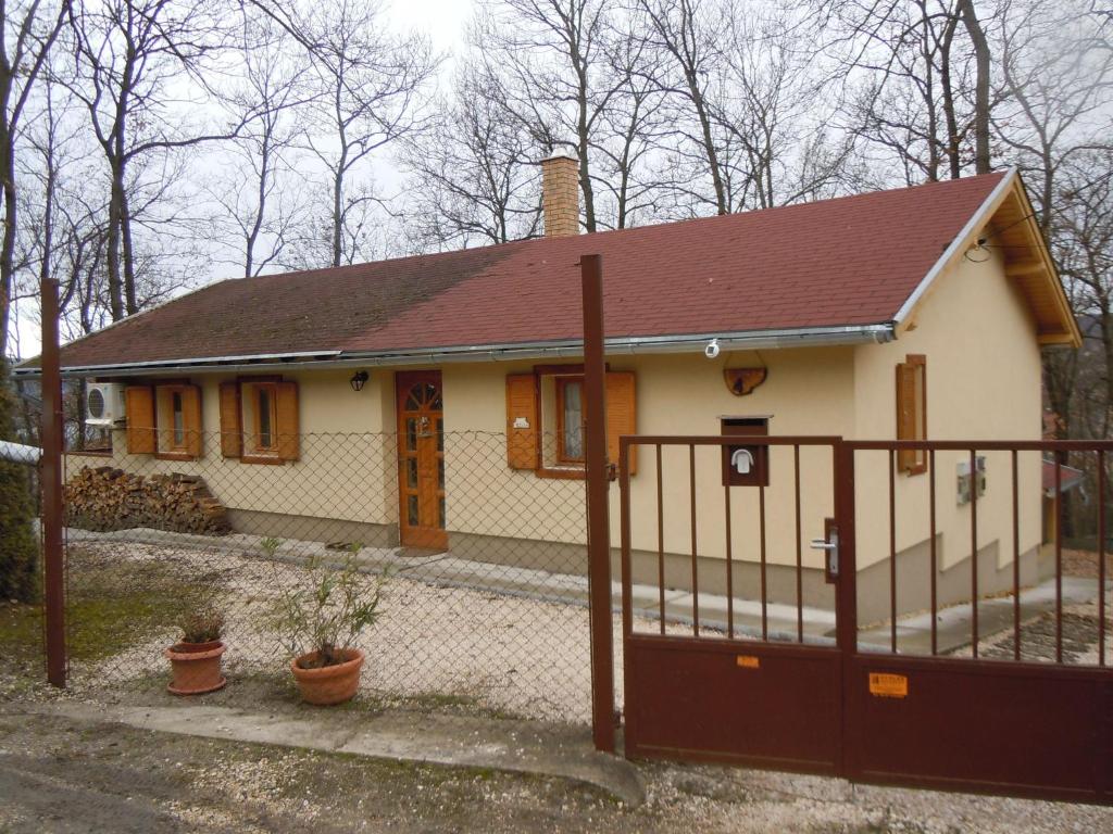 KismarosE-major的一间白色的小房子,有棕色的屋顶