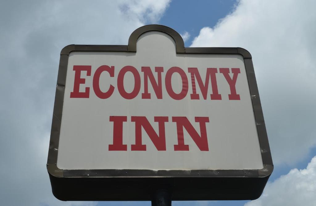 BluefieldEconomy Inn Bluefield的阴天下的经济旅馆标志