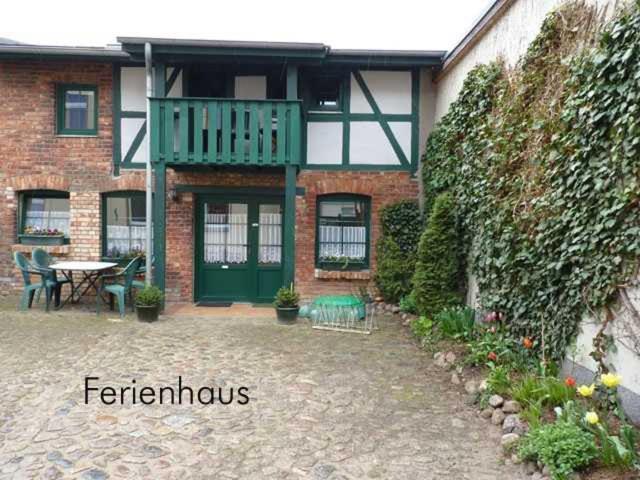 瓦伦Ferienhaus "Innenhof" Objekt ID 13839-8的砖屋,设有绿门和庭院