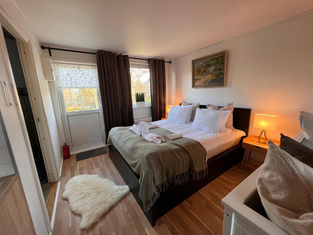 摩尔比兰加Stugor - Lgh sodra Oland的一间卧室配有一张床、两盏灯和一个窗户。