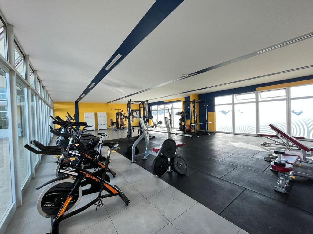 圣何塞Bambu-Rivera Club Residences的健身房,在房间里放着一大堆自行车