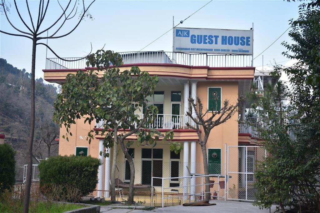 穆扎法拉巴德AJK Guest House的上面有标志的旅馆