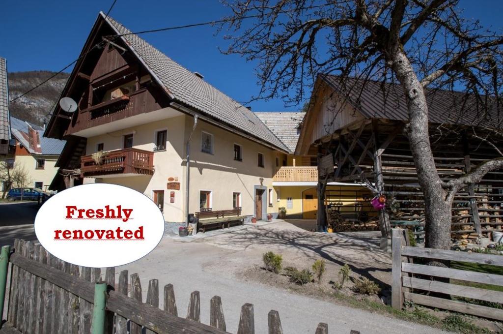 博希尼Farmhouse pri Miklavu的一座新装修的房屋,上面标有新书