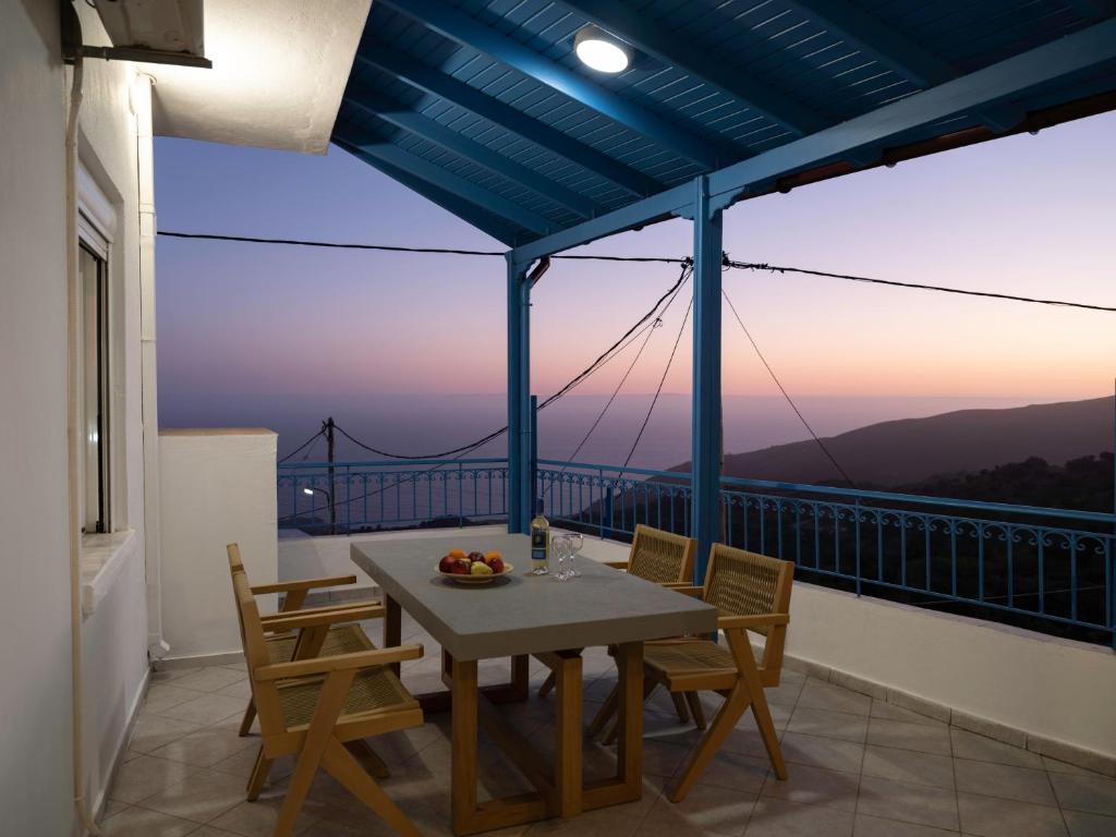 KeramesTraditional House Overlooking the Libyan Sea的美景阳台配有桌椅