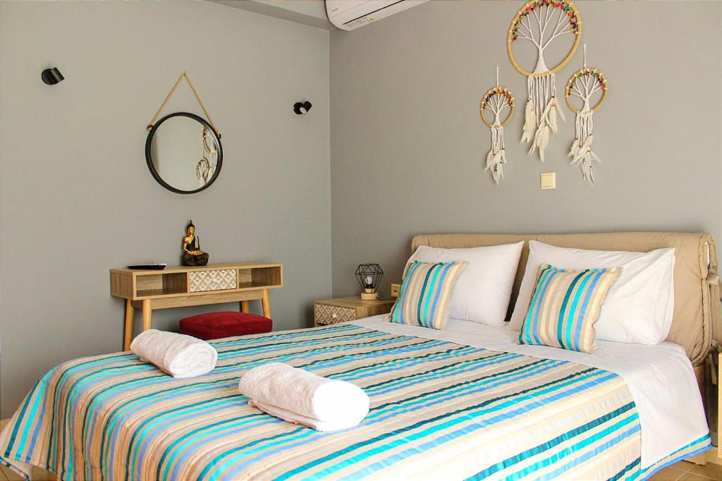 AmnátosCountry House Crete的一间卧室配有带枕头和镜子的床