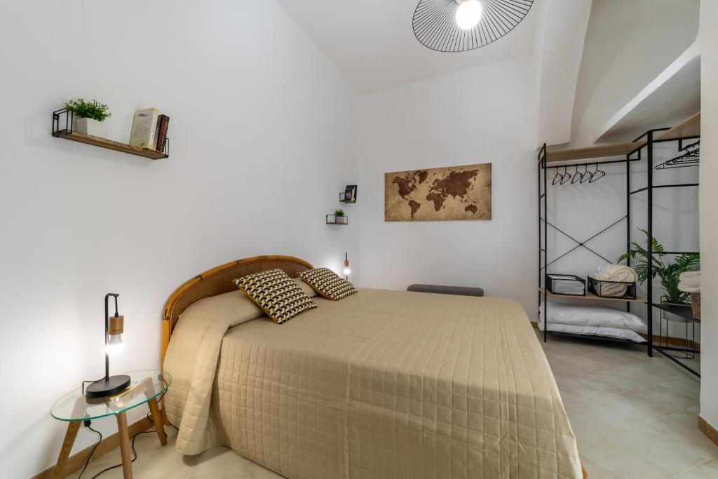马尔萨拉La Casa Di Maya的白色卧室配有床和桌子
