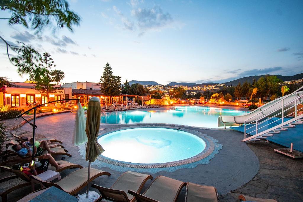 博德鲁姆Museum Resort Spa的一个带躺椅的大型游泳池,度假村