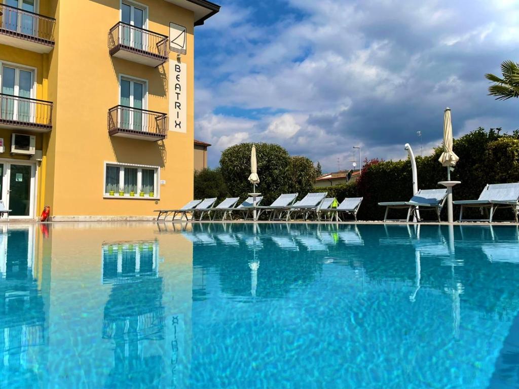 巴多利诺贝娅特丽克丝公寓酒店的酒店前方的大型游泳池