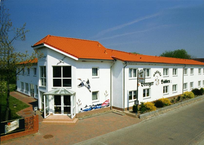 布雷格布雷格-博登旅馆的一座白色的大建筑,有橙色的屋顶