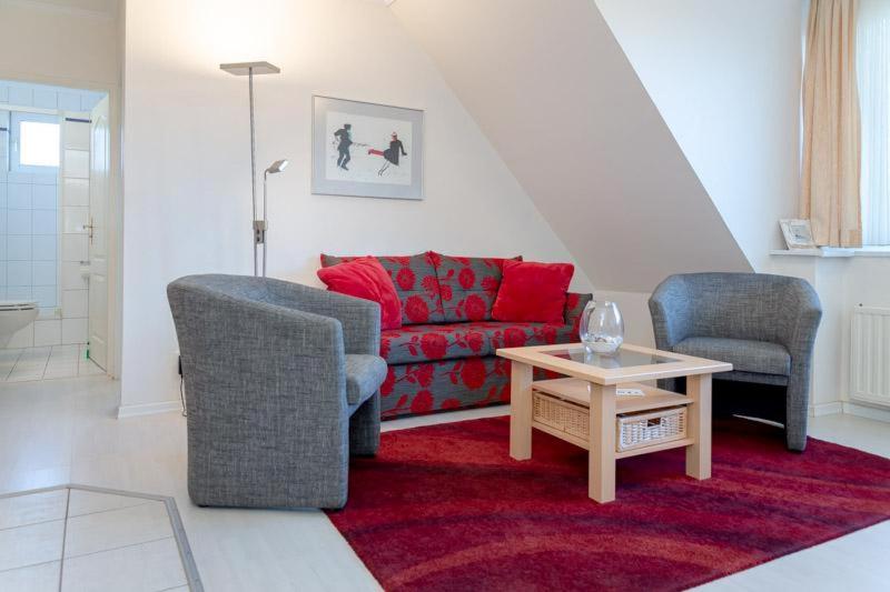 提努姆Haus Lia Rechts App 5的客厅配有沙发、两把椅子和一张桌子