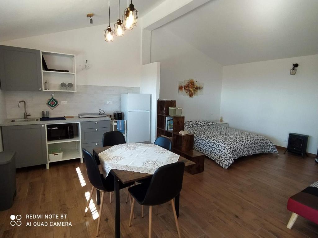 DonatoBaita Sambuco的厨房以及带1张床和1张桌子的卧室