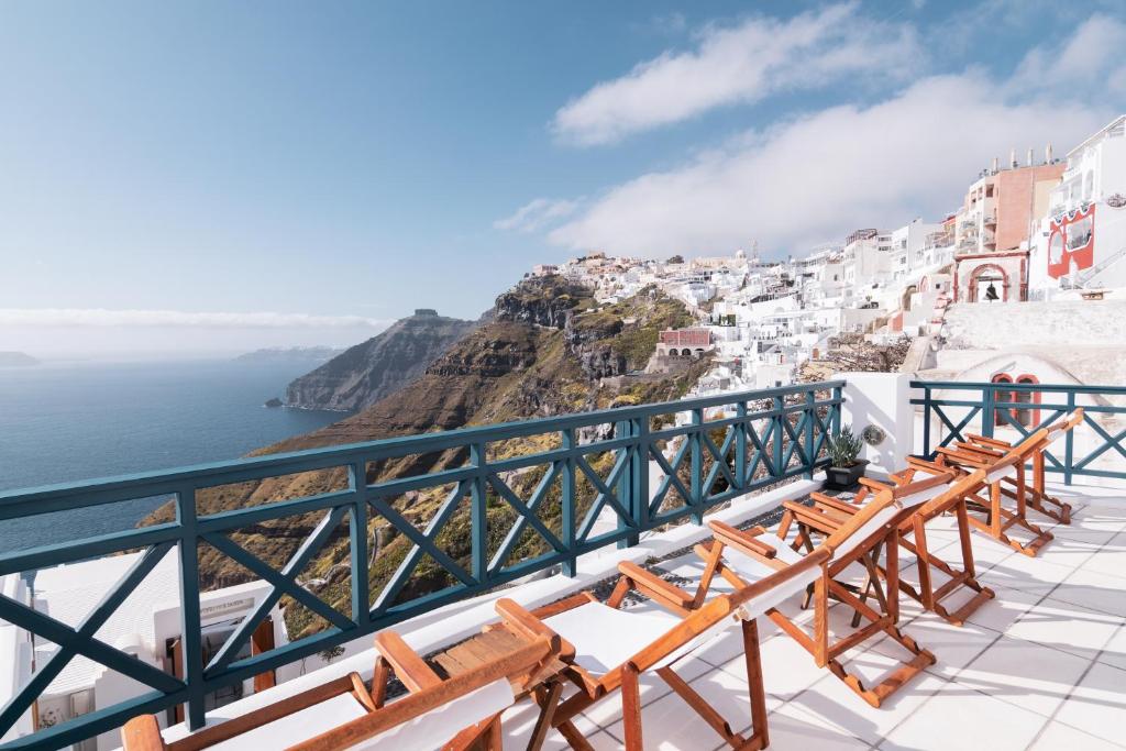 费拉DELION VIEW HOTEL的阳台享有阿马尔菲海岸(malfi coast)的景致,配有木制长椅。