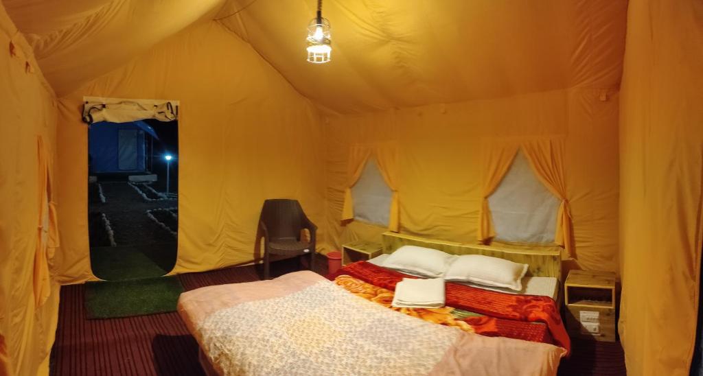 SaturangBaspa Valley Adventure Camp的一间帐篷内带两张床的卧室