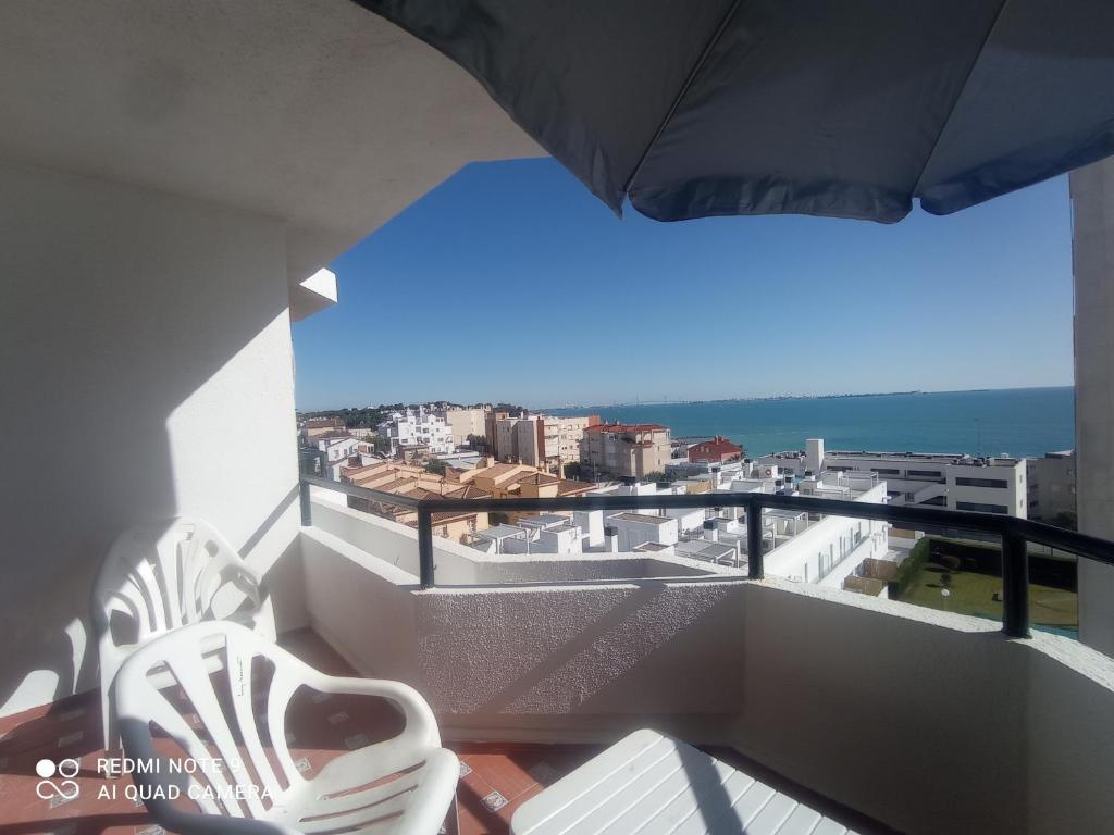 圣玛丽亚港El MIRADOR的阳台配有白色椅子,享有海景。