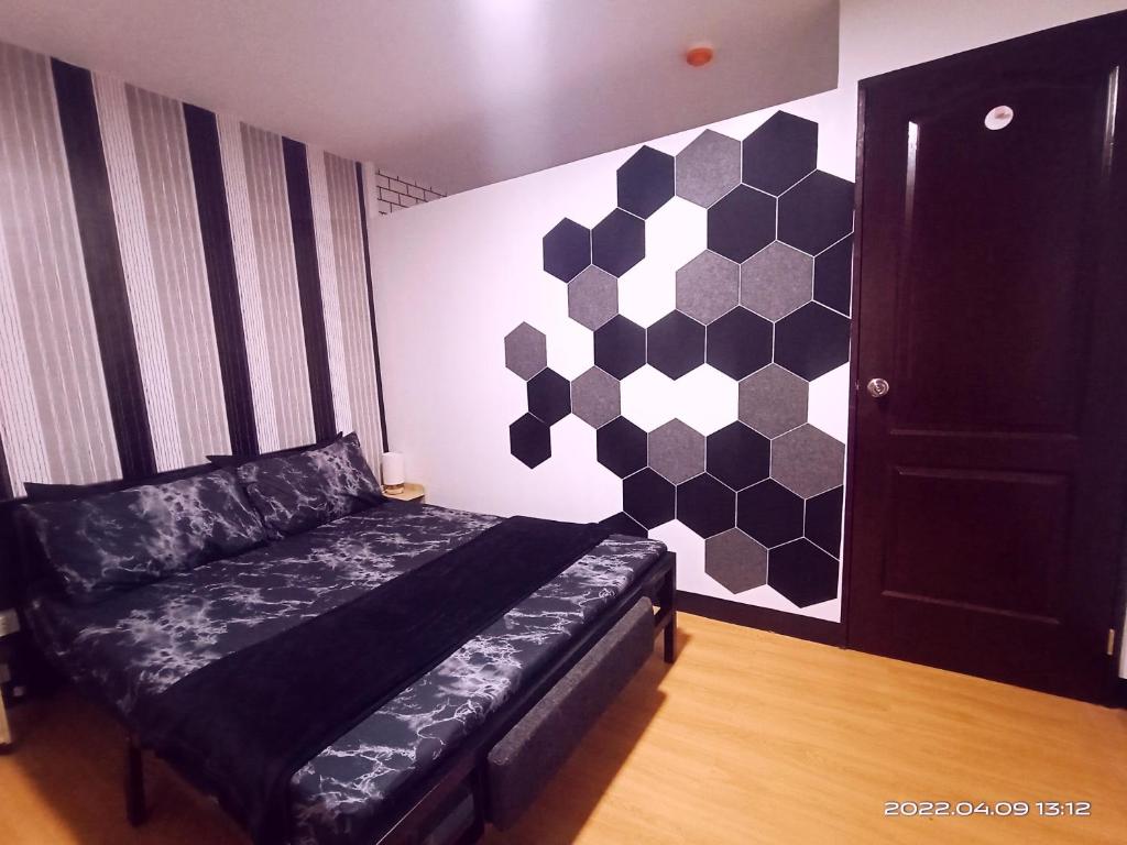 MarilaoRelaxing 1-Bedroom Condo Unit (by Lee Portum)的一间卧室配有一张六角形墙床