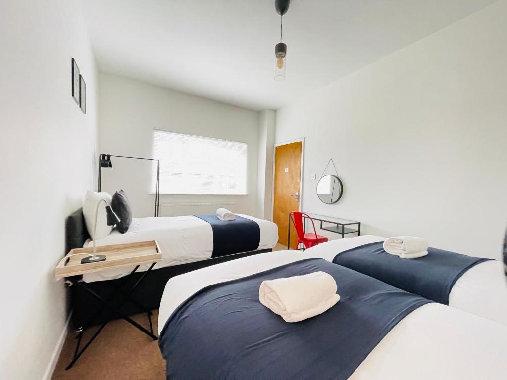 Cheerful 5-bedroom with free parking客房内的一张或多张床位