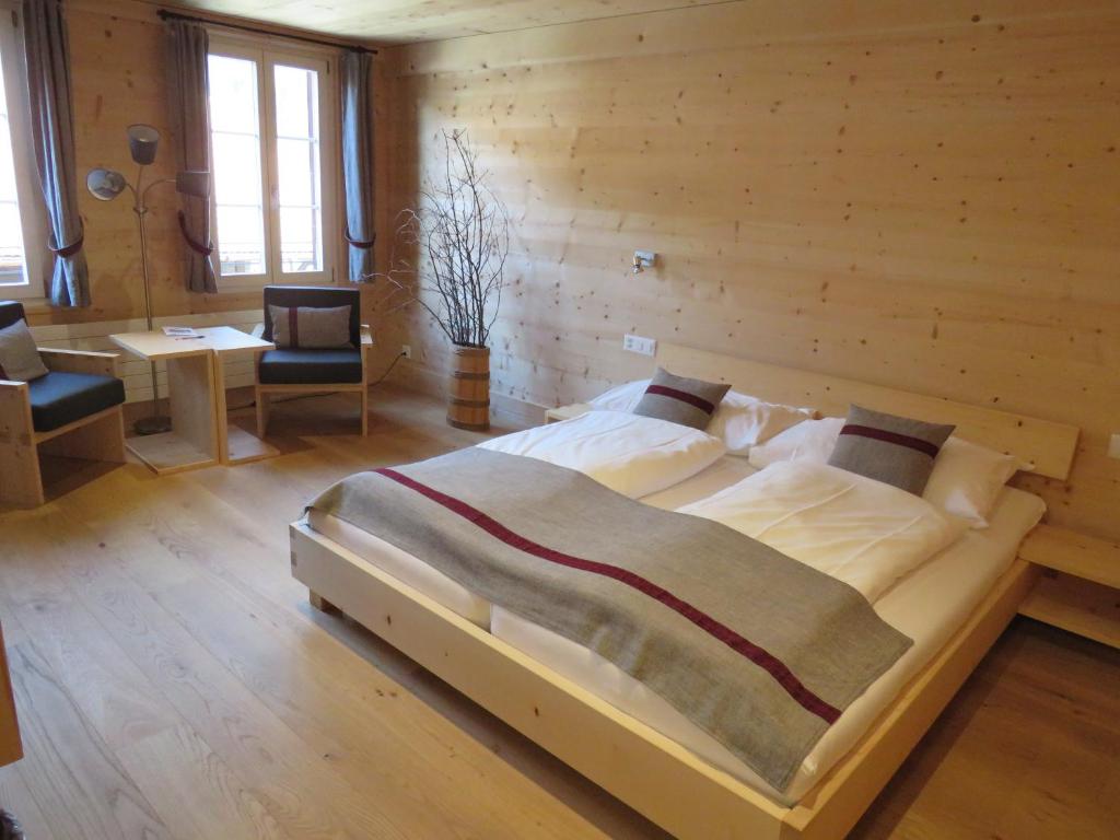哈布凯恩巴伦酒店 的一间带一张大床的卧室,位于带木墙的房间