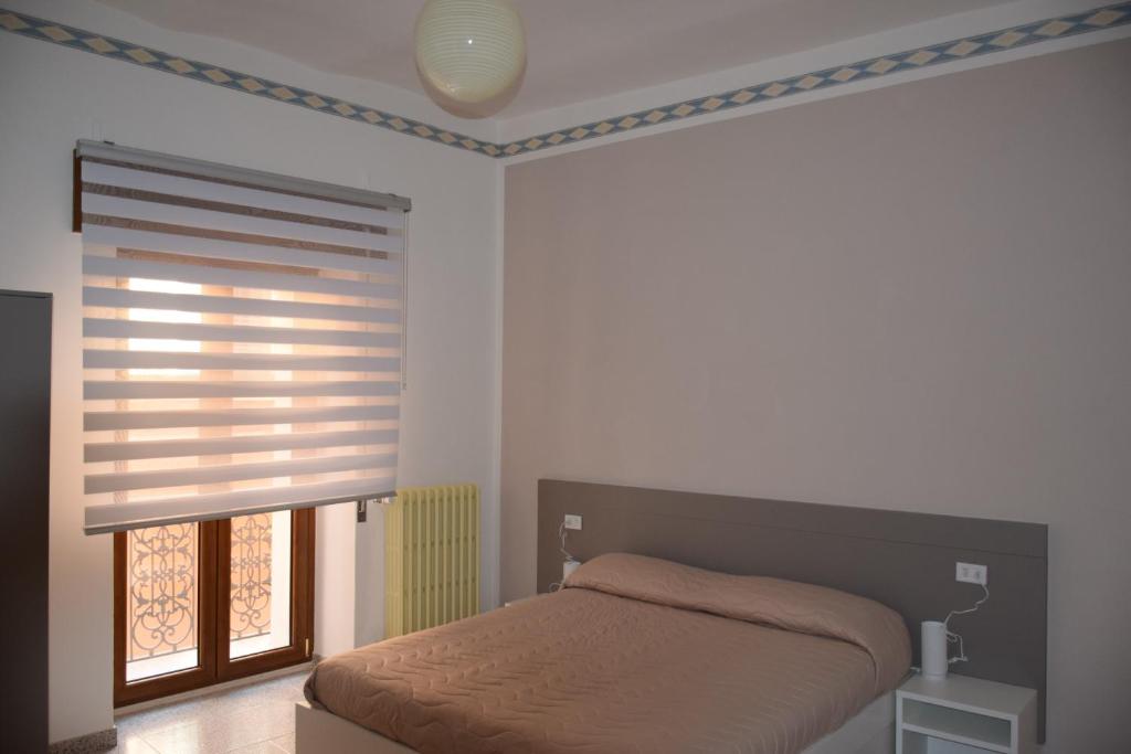 AccetturaLocanda Pezzolla的一间卧室设有一张床和一个窗口