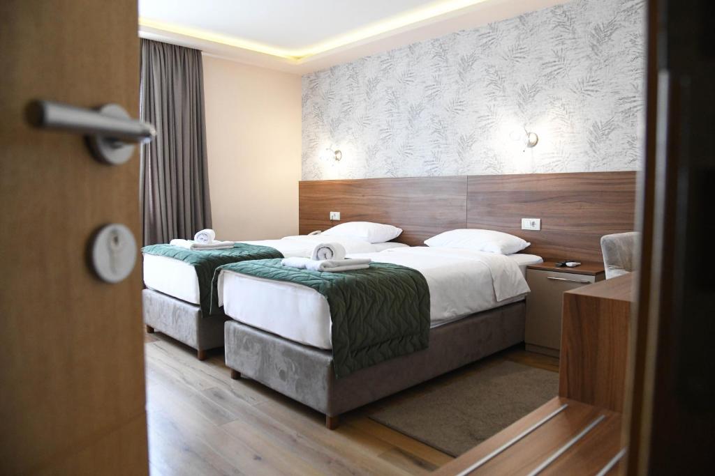 诺维萨德Hotel Garden的一间酒店客房,房间内设有两张床