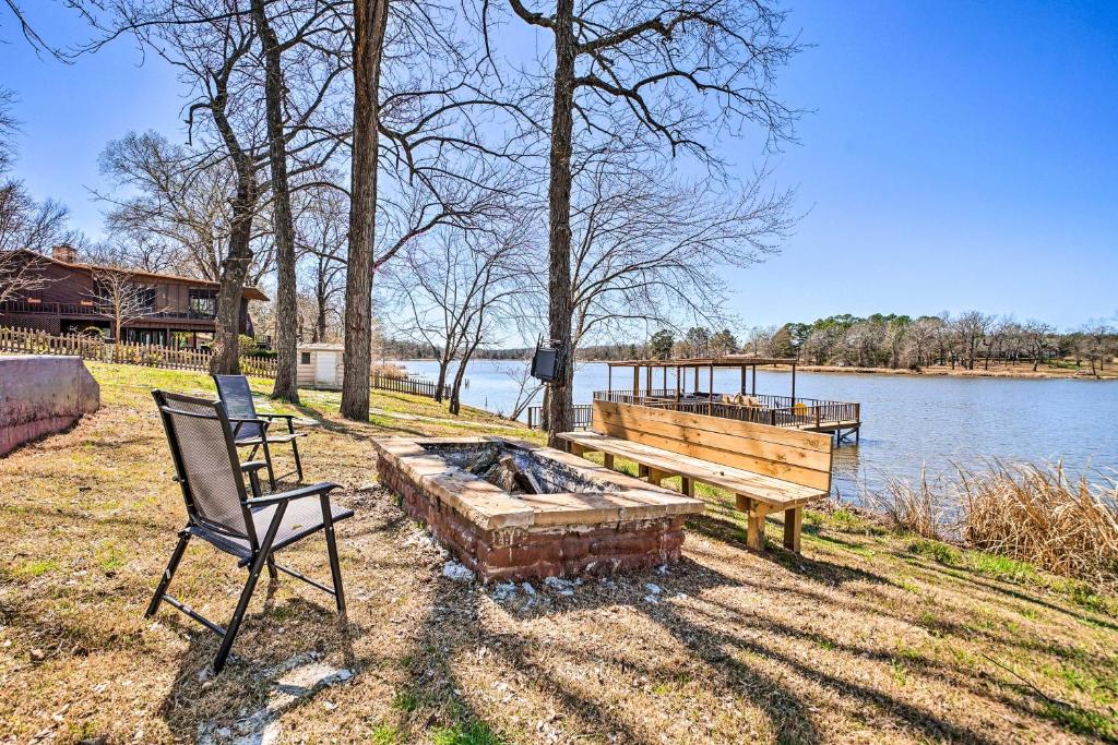 Fort TowsonLakefront Fort Towson Home with Private Dock!的湖边的火坑和椅子