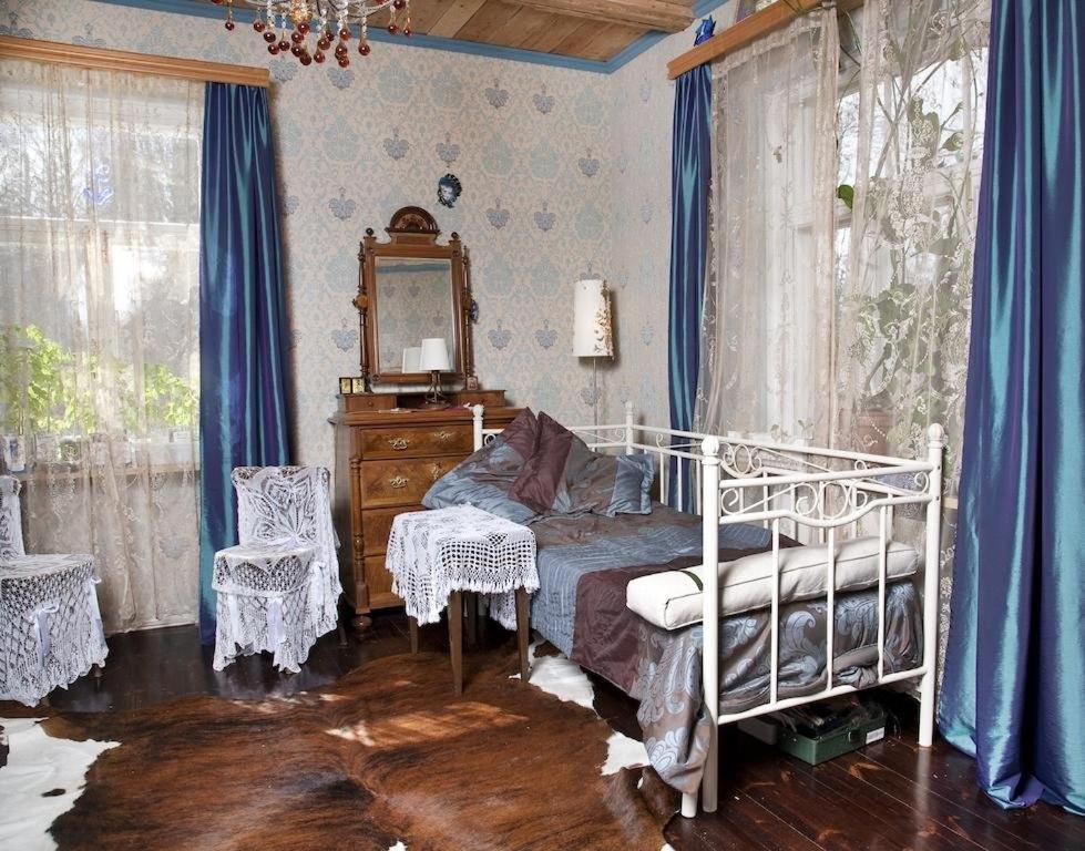 Savitaipalerantatalo的一间卧室配有一张床、梳妆台和镜子