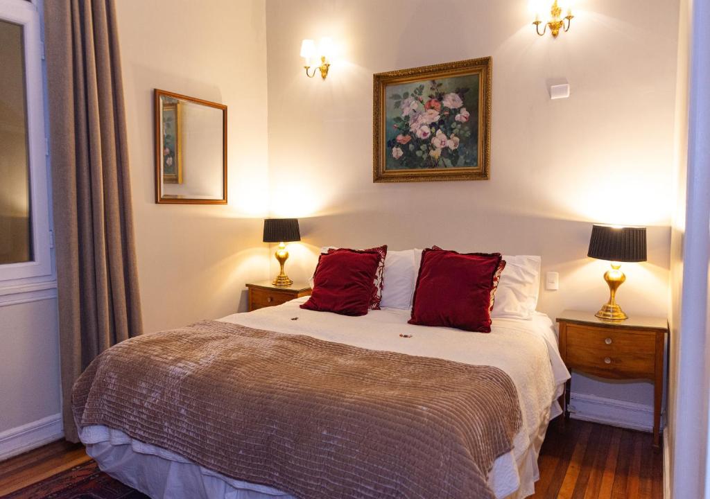 维纳德马180 Hotel Boutique的一间卧室配有一张带红色枕头的床