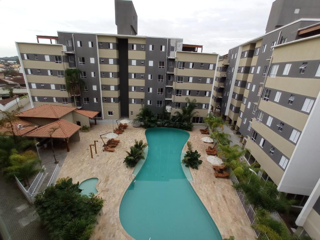 乌巴图巴Home Resort - Apto JPII48B Ubatuba的大楼内游泳池的空中景致