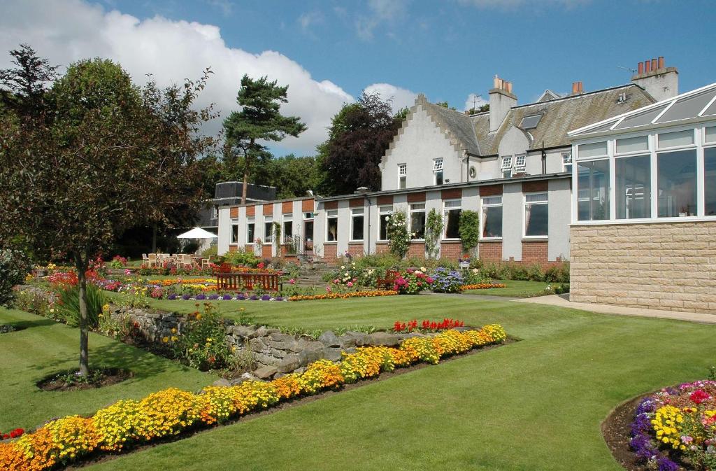 邓弗姆林Pitbauchlie House Hotel - Sure Hotel Collection by Best Western的花房前的花园