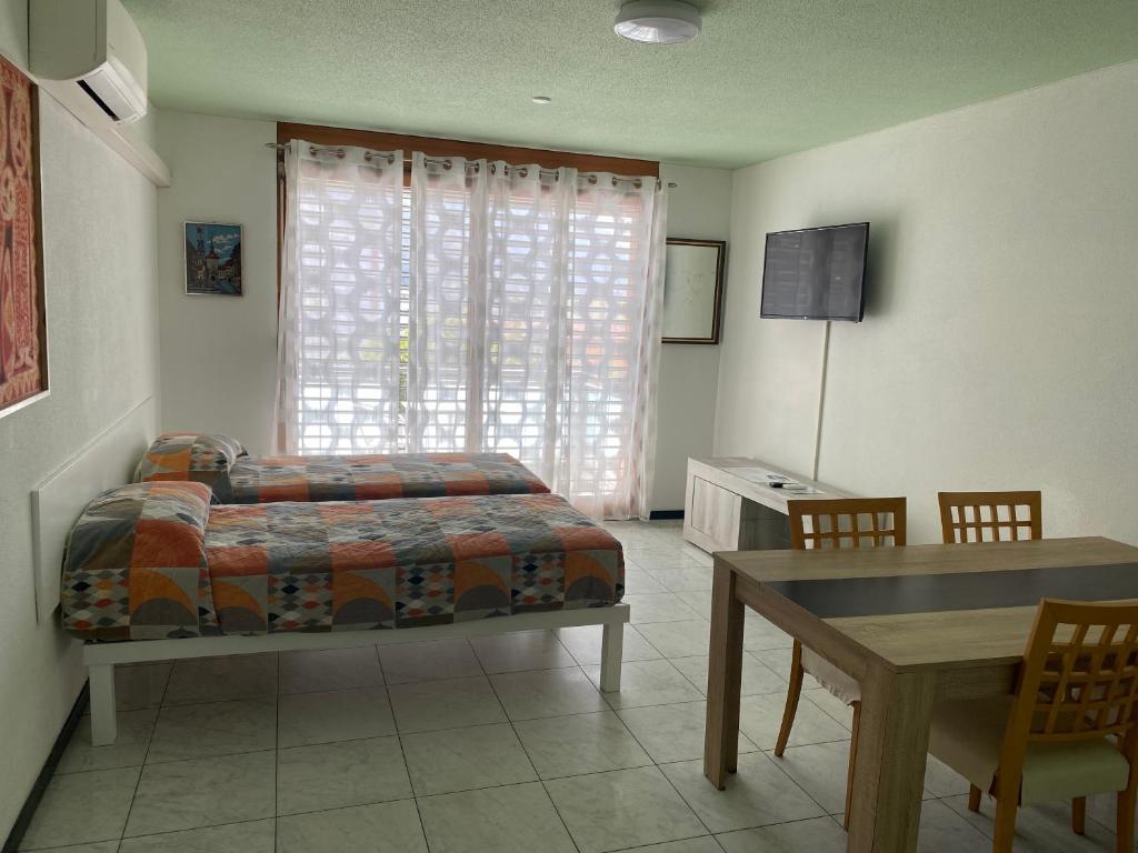 CadenazzoEmilio的一间卧室配有一张床、一张桌子和一个窗户。