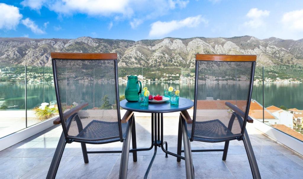 科托尔De Lux Apartments Sirena的美景阳台配有一张桌子和两把椅子