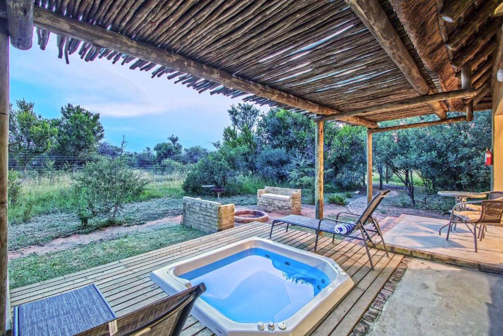 KlipdriftLookOut Safari Lodge的甲板上带热水浴池的室外游泳池
