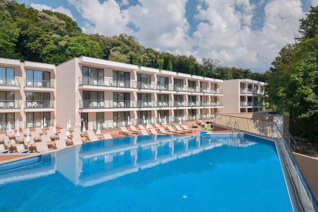 金沙GRIFID Hotel Foresta - All Inclusive & Free Parking - Adults Only的酒店拥有大型游泳池和躺椅