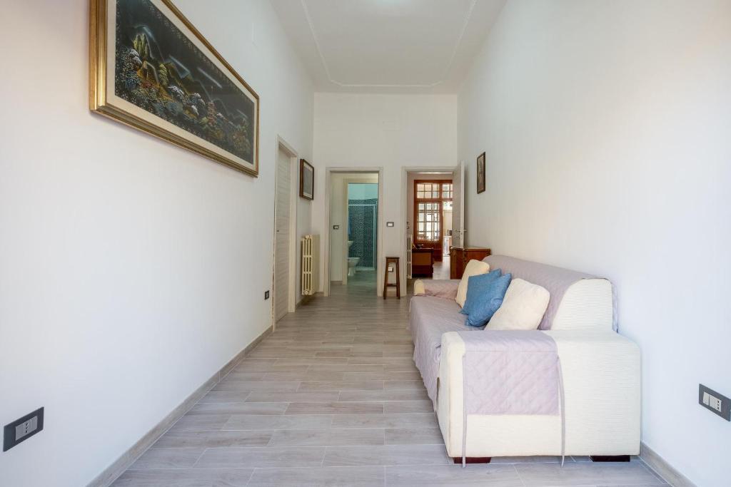 纳尔多Casa di Giotto的客厅配有沙发和墙上的绘画