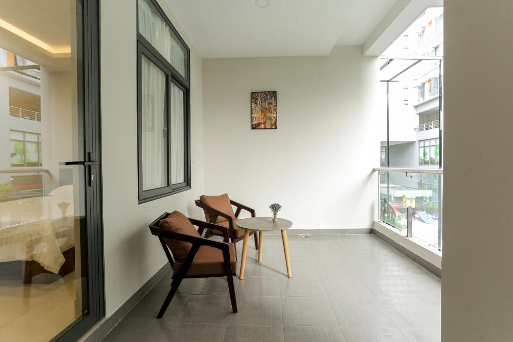 胡志明市ĐồiSao Homestay的一间设有两把椅子和一张桌子的房间