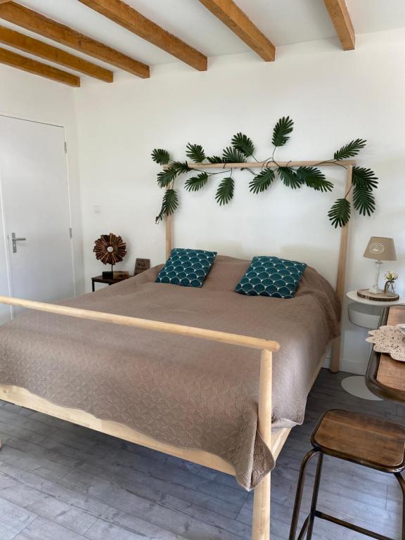 赞德沃特Queens Romantic Beachhouse的卧室配有一张挂在墙上的植物大床