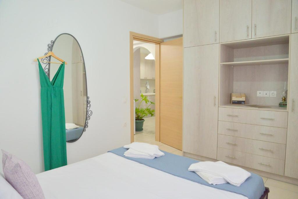 TriovasálosAlkyonis Apartment Milos的一间卧室配有两张床和镜子