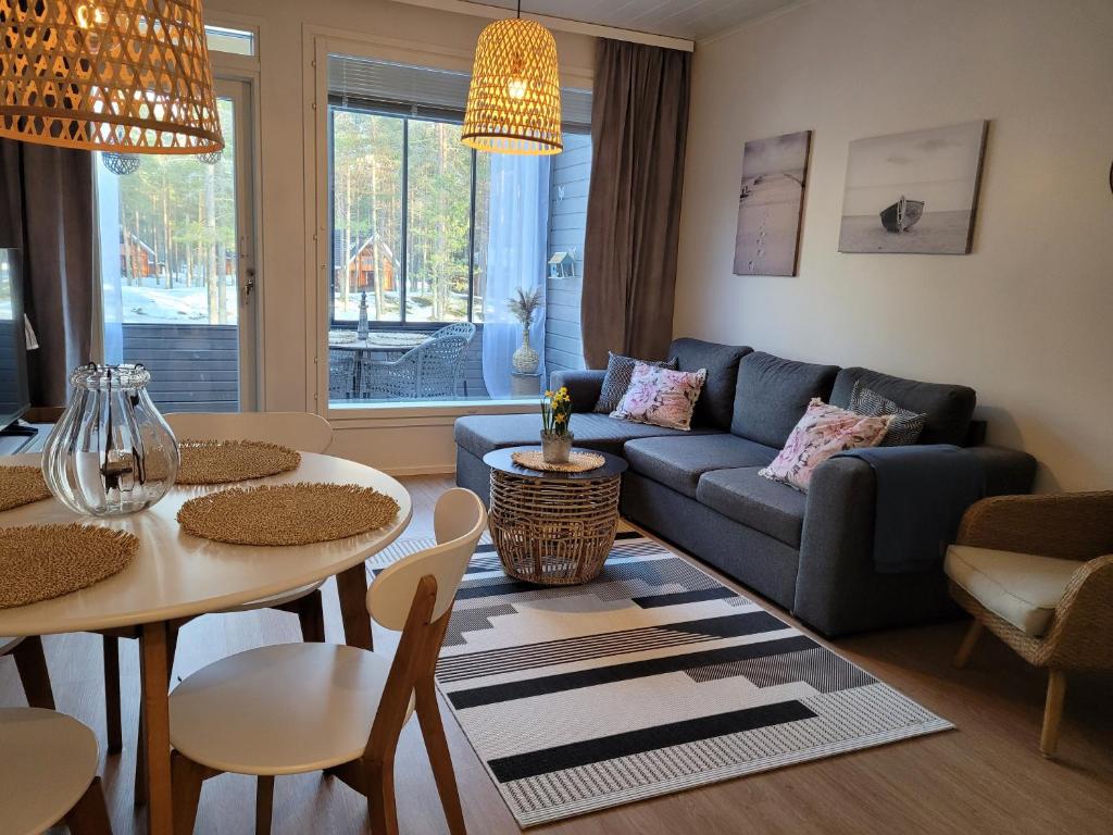 卡拉约基Kanervikko的客厅配有沙发和桌子