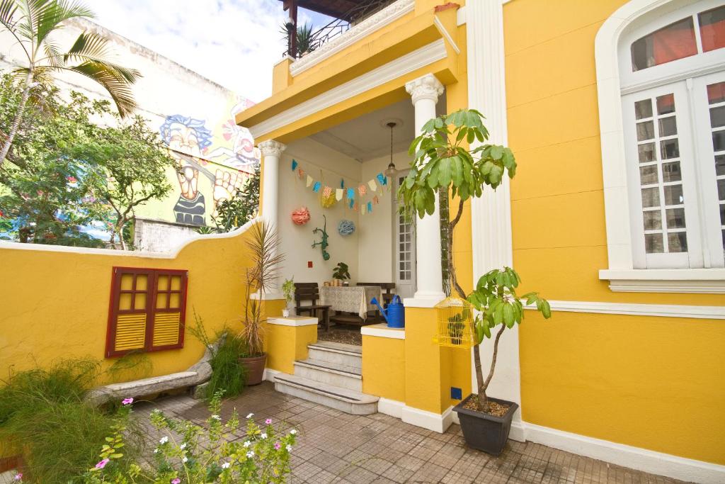 维多利亚Guanaaní Hostel的黄色的房屋,有黄色的墙壁