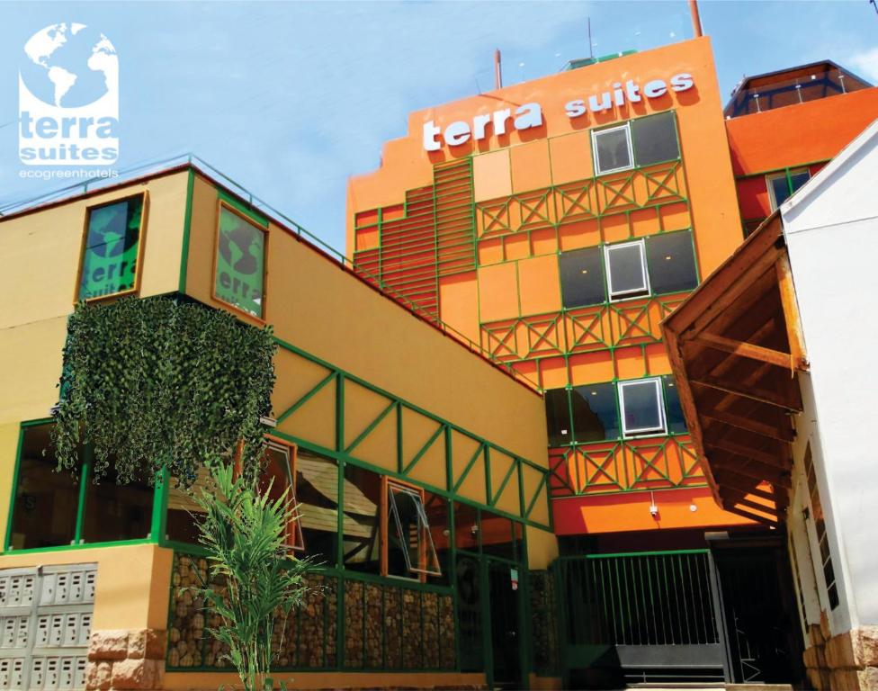 塔克纳Terra Suites Ecogreen的建筑的侧面有标志
