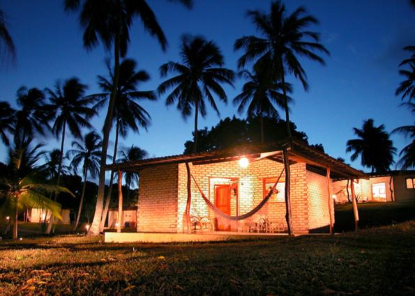 巴拉多库努Barravilha Chales的外面棕榈树的房屋