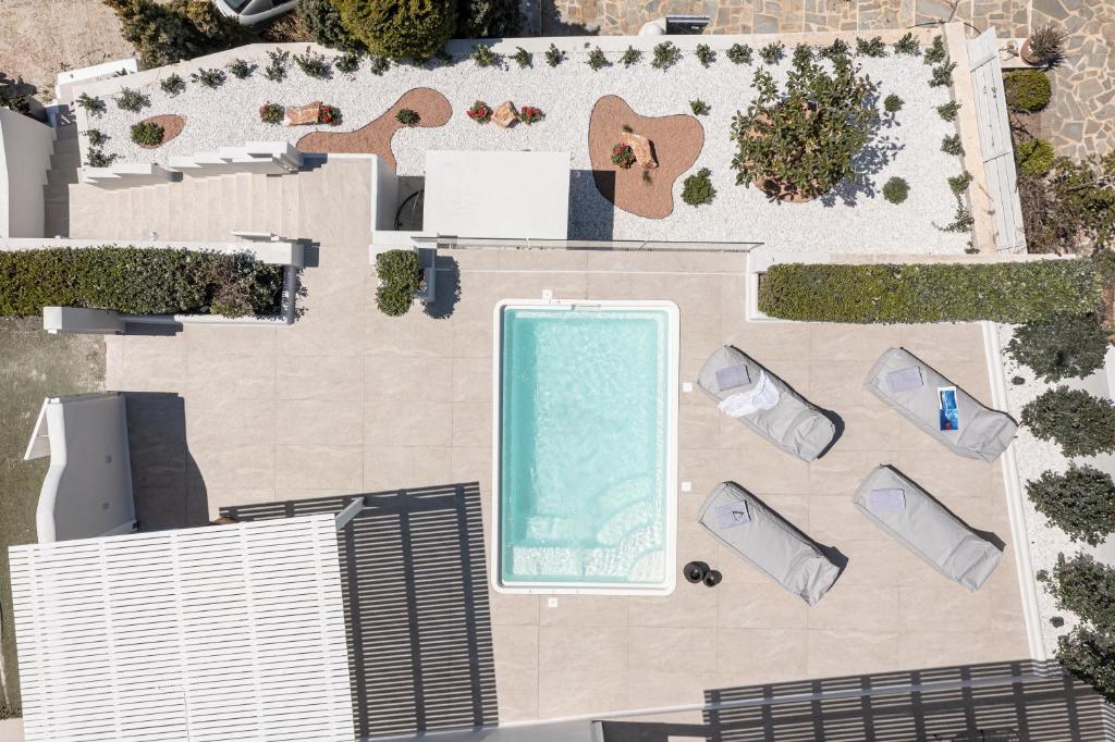 纳克索乔拉Diadema Villa的享有游泳池及大楼的顶部景致