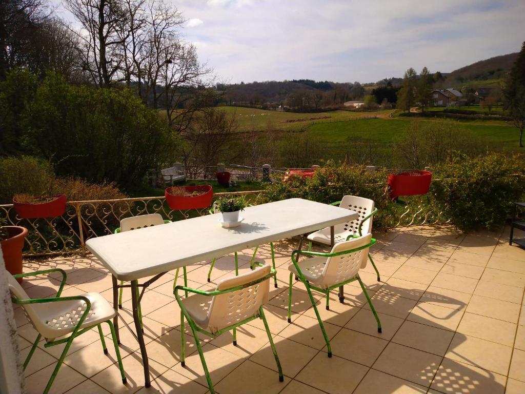 Moux-en-MorvanMaison Haute的庭院里的白色桌椅