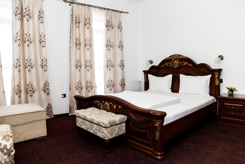 胡内多阿拉VILA Corviniana的一间卧室配有床、椅子和窗帘